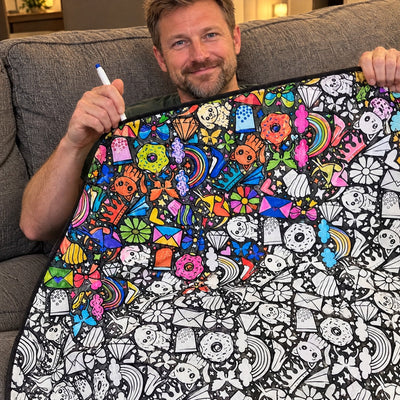 Far viser sit farvelagte KæleKunst-tæppe frem