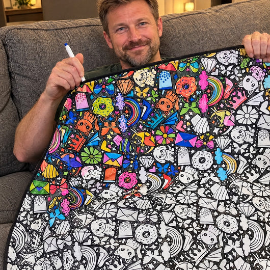 Far viser sit farvelagte KæleKunst-tæppe frem